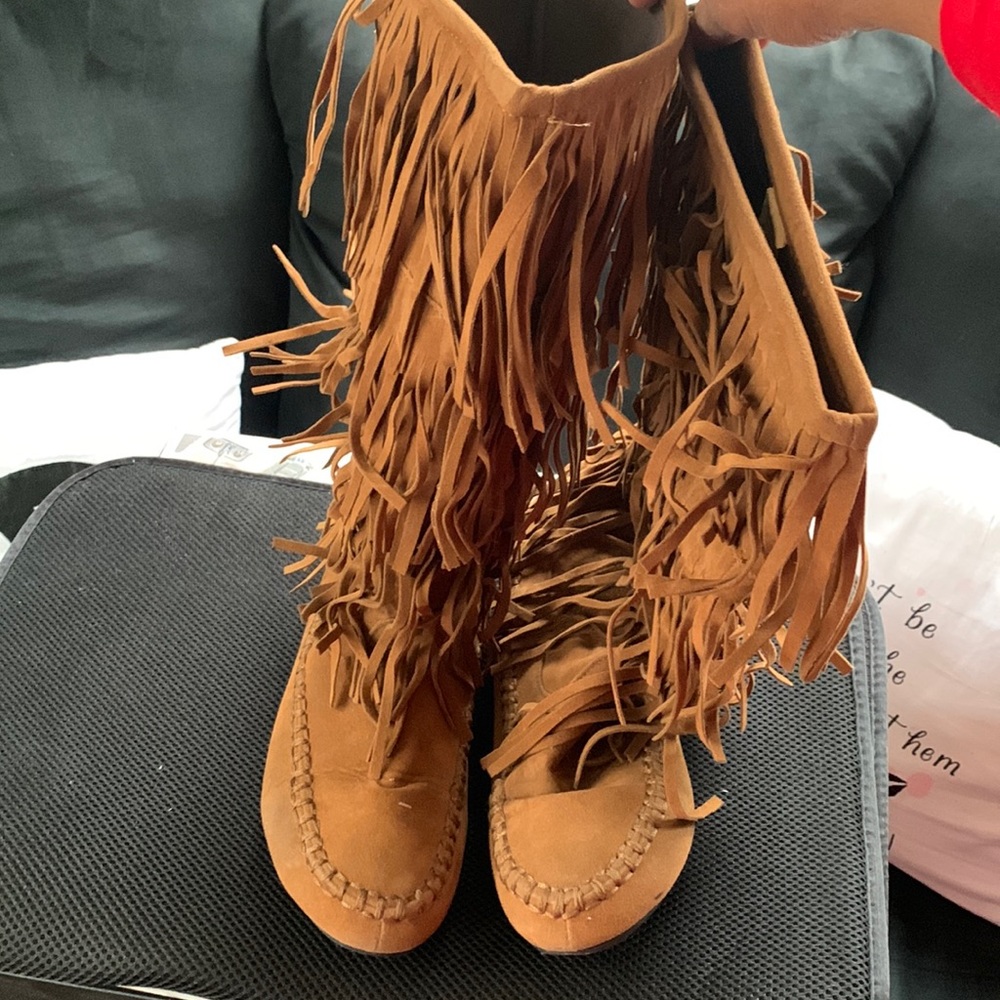 Fringe/Shingle moccasin boots sz 6.5